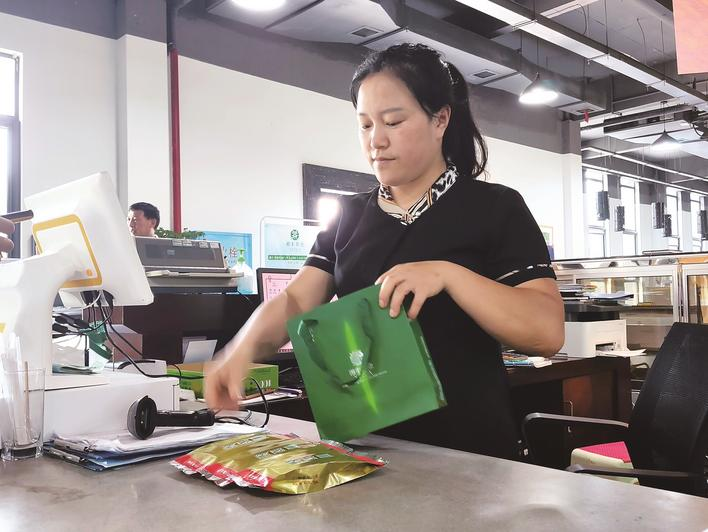 在湘豐茶園展示廳里，工作人員正在幫游客結算。宋彬彬 攝.png